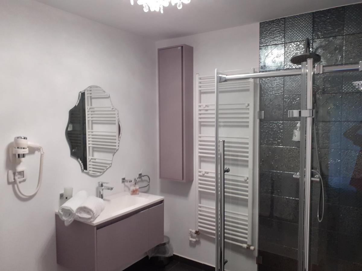 Salcia Hotel Tasnad Buitenkant foto