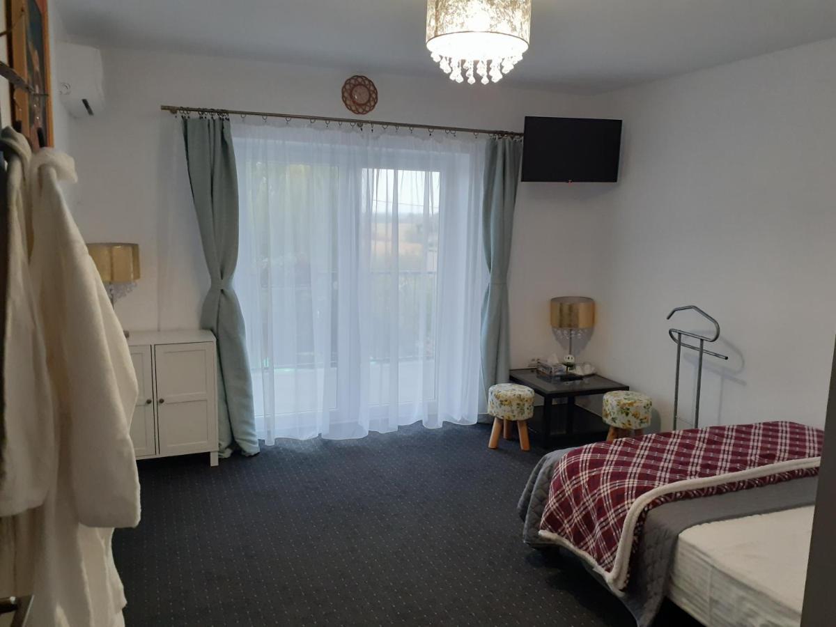 Salcia Hotel Tasnad Buitenkant foto