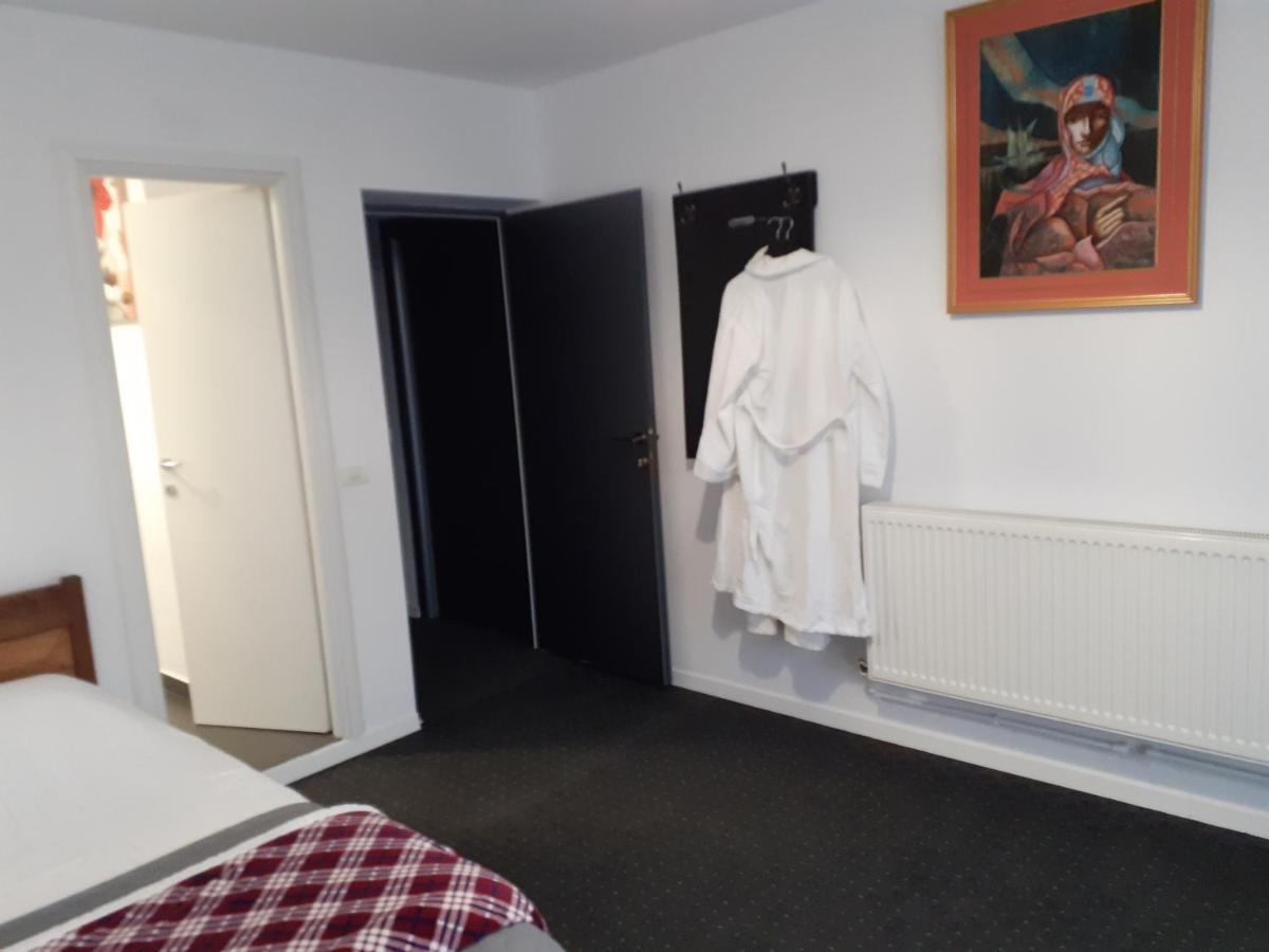 Salcia Hotel Tasnad Buitenkant foto