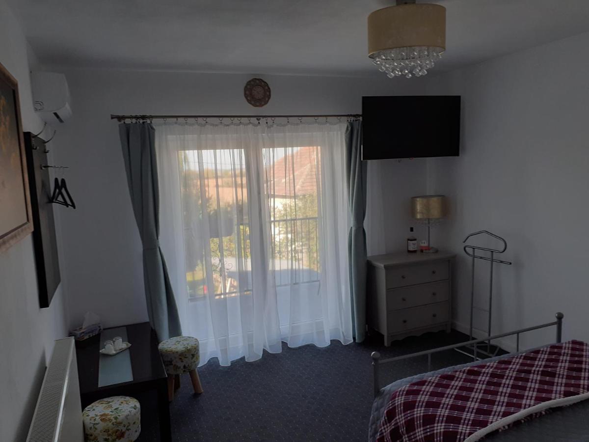 Salcia Hotel Tasnad Buitenkant foto