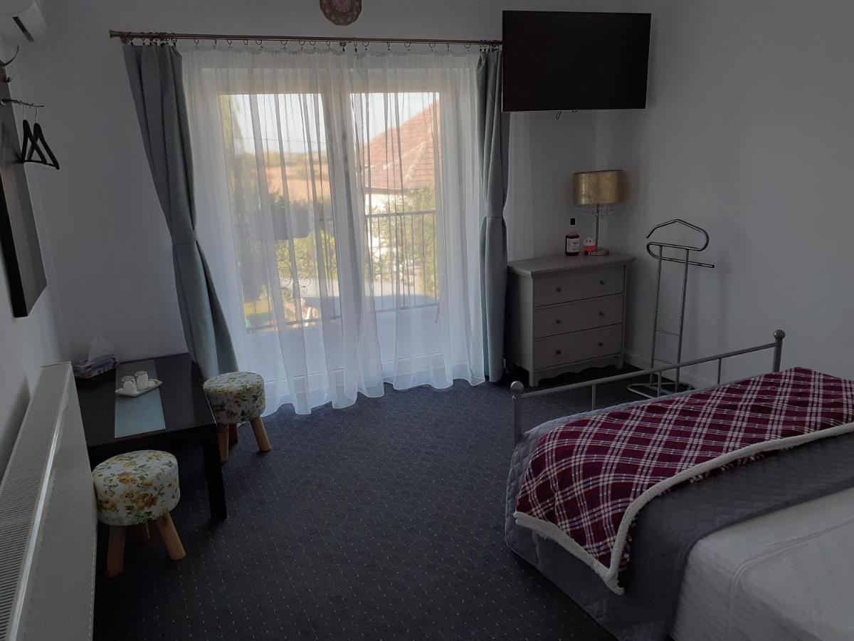 Salcia Hotel Tasnad Buitenkant foto