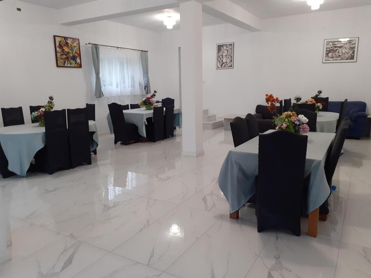 Salcia Hotel Tasnad Buitenkant foto