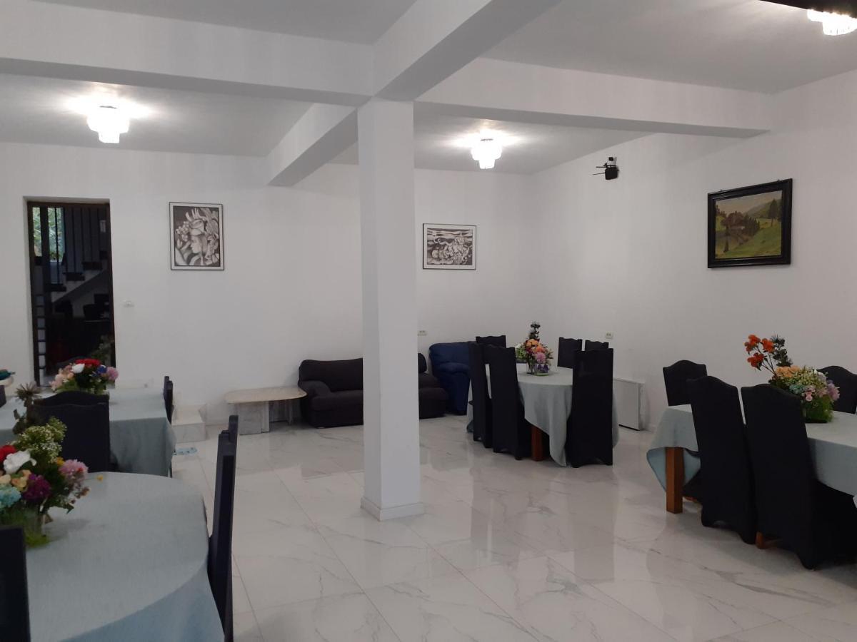 Salcia Hotel Tasnad Buitenkant foto