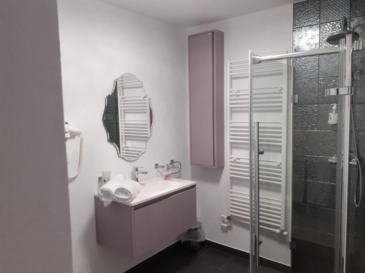 Salcia Hotel Tasnad Buitenkant foto