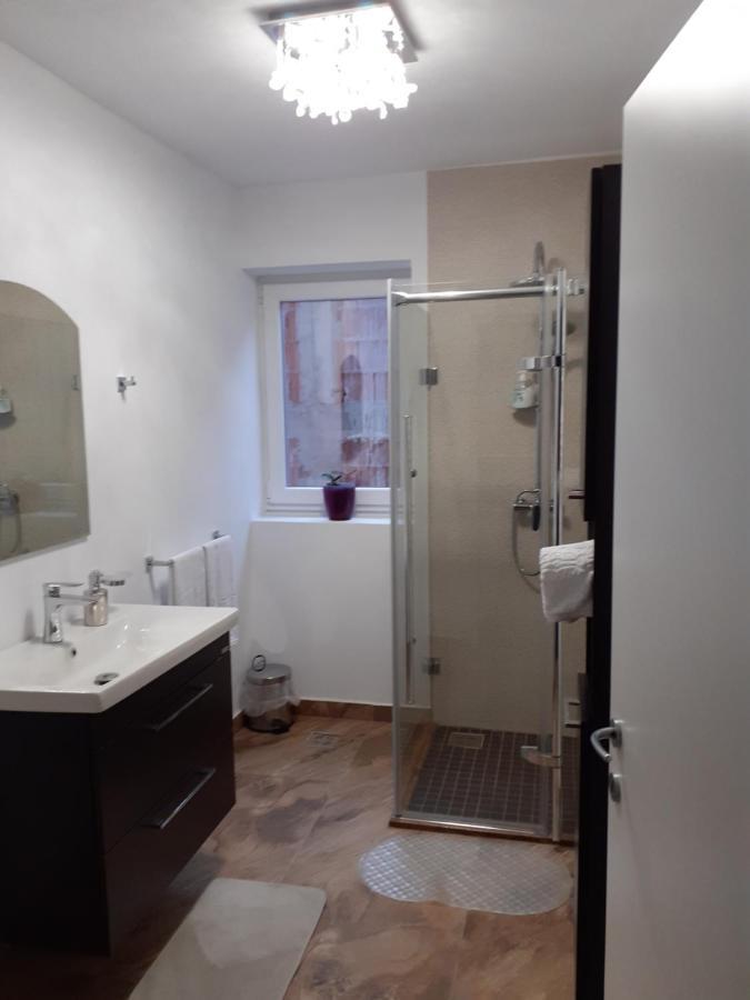 Salcia Hotel Tasnad Buitenkant foto