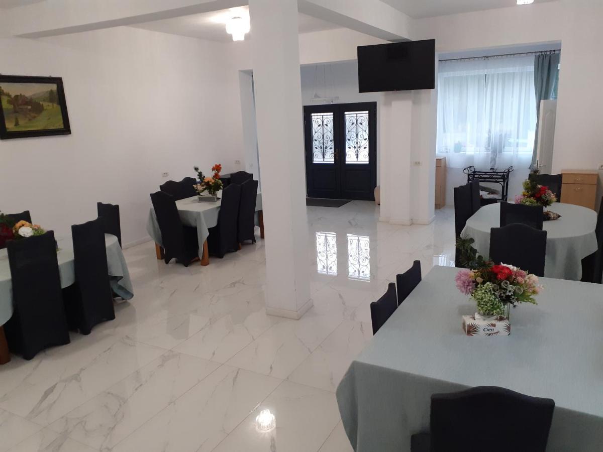 Salcia Hotel Tasnad Buitenkant foto