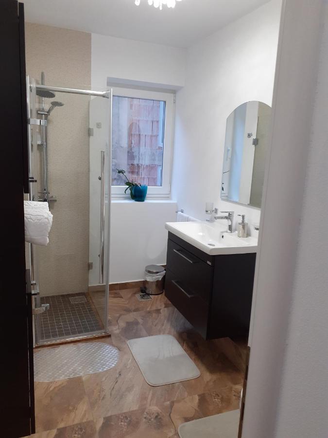 Salcia Hotel Tasnad Buitenkant foto